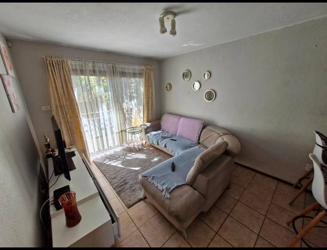 2 BEDROOM APARTMENT FOR SALE IN HEUWELSIG ESTATE